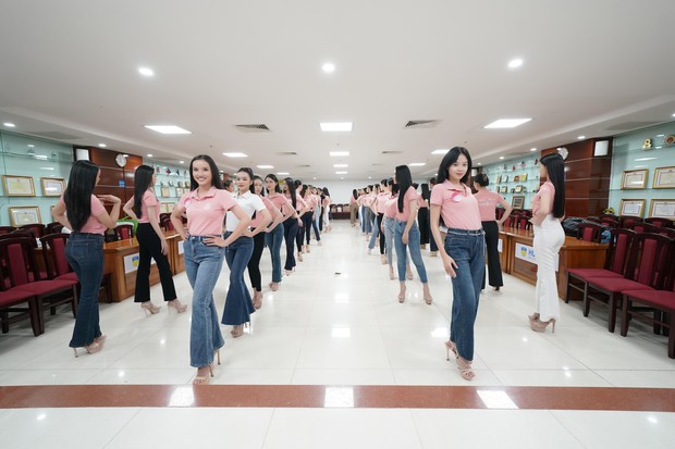 Hậu trường tập luyện catwalk nâng cao của thí sinh Hoa hậu Việt Nam - Ảnh 4.