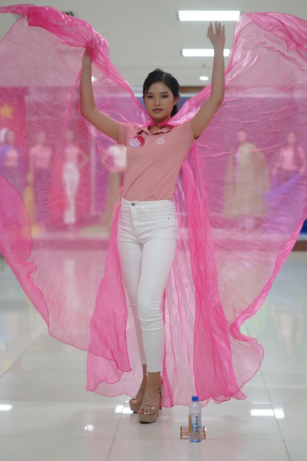 Thí sinh Hoa hậu Việt Nam học cách xử lý váy áo rườm rà - Ảnh 10.