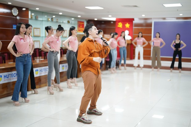 Hậu trường tập luyện catwalk nâng cao của thí sinh Hoa hậu Việt Nam - Ảnh 2.