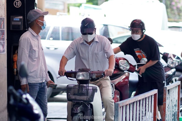 Hết cảnh rồng rắn xếp hàng, người Hà Nội chỉ mất 3 phút đổ đầy bình xăng - Ảnh 3. Hết cảnh rồng rắn xếp hàng, người Hà Nội chỉ mất 3 phút đổ đầy bình xăng - Ảnh 3.