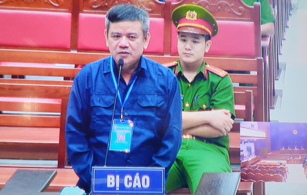 Vụ buôn lậu gần 200 triệu lít xăng: Cựu Đội trưởng chống buôn lậu bị đề nghị 16 năm tù - Ảnh 3. Vụ buôn lậu gần 200 triệu lít xăng: Cựu Đội trưởng chống buôn lậu bị đề nghị 16 năm tù - Ảnh 3.