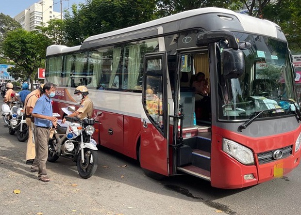 CSGT TP.HCM ra quân xử lý nhiều xe khách vi phạm - Ảnh 3. CSGT TP.HCM ra quân xử lý nhiều xe khách vi phạm - Ảnh 3.