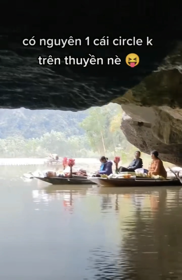 Du khách nước ngoài ngạc nhiên trước cảnh chèo thuyền bằng chân và bánh kẹo được bán trên sông ở Ninh Bình - Ảnh 4.