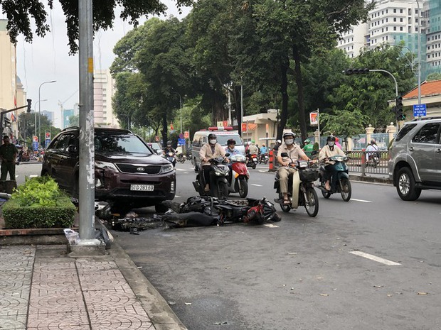 TP.HCM: Ô tô húc văng 2 cột biển báo, tông đôi nam nữ bất tỉnh - Ảnh 2. TP.HCM: Ô tô húc văng 2 cột biển báo, tông đôi nam nữ bất tỉnh - Ảnh 2.