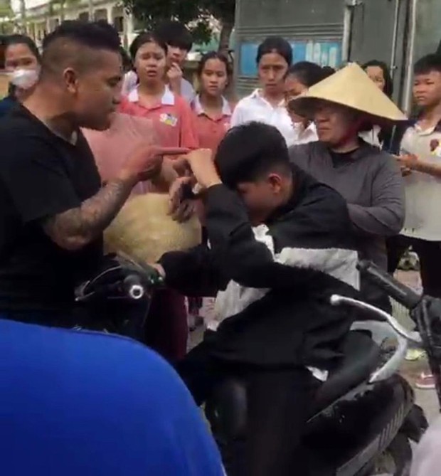 Người đàn ông đấm liên tiếp vào mặt học sinh lớp 7 ngay trước cổng trường - Ảnh 2. Người đàn ông đấm liên tiếp vào mặt học sinh lớp 7 ngay trước cổng trường - Ảnh 2.