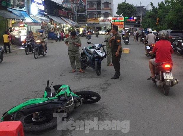 Một người đi đường bị kẻ lạ mặt dùng dao đâm gục - Ảnh 1. Một người đi đường bị kẻ lạ mặt dùng dao đâm gục - Ảnh 1.