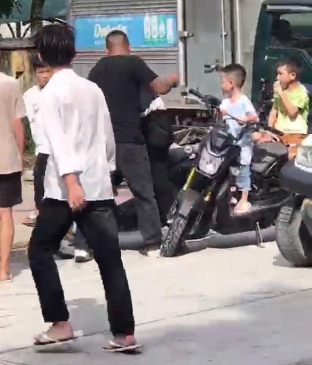 Người đàn ông đấm liên tiếp vào mặt học sinh lớp 7 ngay trước cổng trường - Ảnh 1. Người đàn ông đấm liên tiếp vào mặt học sinh lớp 7 ngay trước cổng trường - Ảnh 1.