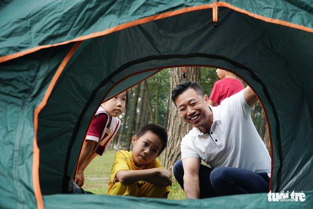 Người dân Thủ đô lên rừng thông Ba Vì cắm trại, ngắm ‘con đường Hàn Quốc’ - Ảnh 1.