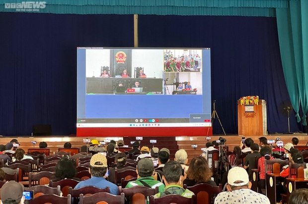 Nhiều người tới livestream phiên toà xử thầy ông nội Lê Tùng Vân và đồng phạm - Ảnh 7.
