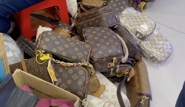 TP.HCM: Phát hiện hàng nghìn sản phẩm giả thương hiệu Louis Vuitton, Gucci,… tại TTTM - Ảnh 6.