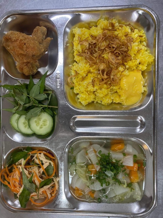 Ngộ độc thực phẩm tại trường Ischool Nha Trang: 1 học sinh tử vong - Ảnh 1.
