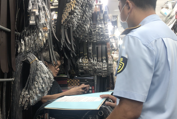 TP.HCM: Phát hiện hàng nghìn sản phẩm giả thương hiệu Louis Vuitton, Gucci,… tại TTTM - Ảnh 5.