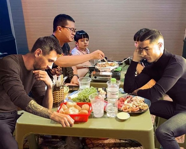 Người hâm mộ thế giới phát sốt vì Messi và Ronaldo nhậu ở Việt Nam - Ảnh 2. Người hâm mộ thế giới phát sốt vì Messi và Ronaldo nhậu ở Việt Nam - Ảnh 2.