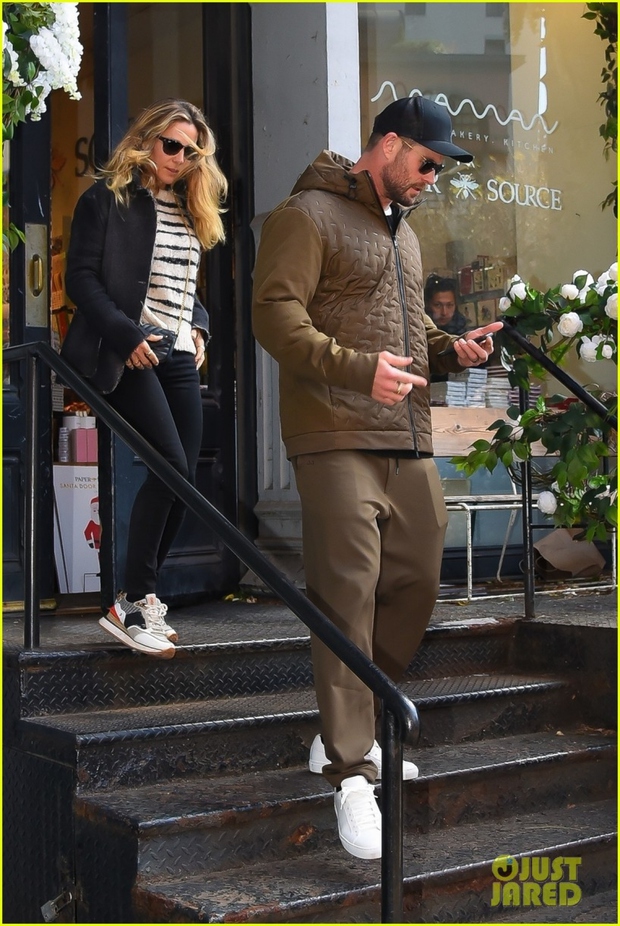 Thần sấm Chris Hemsworth và vợ hơn 7 tuổi nắm tay tình cảm đi dạo phố - Ảnh 3.
