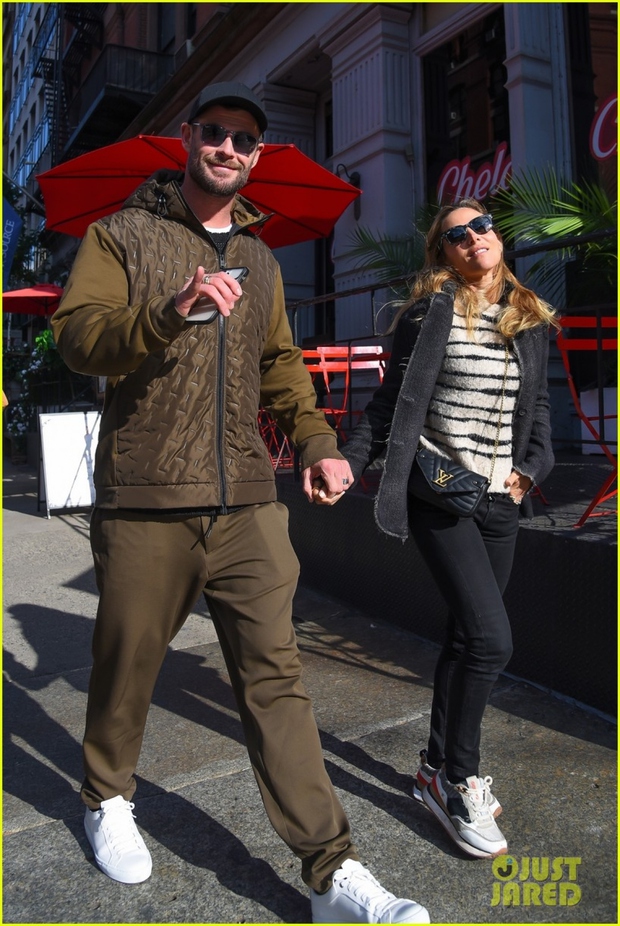 Thần sấm Chris Hemsworth và vợ hơn 7 tuổi nắm tay tình cảm đi dạo phố - Ảnh 2.