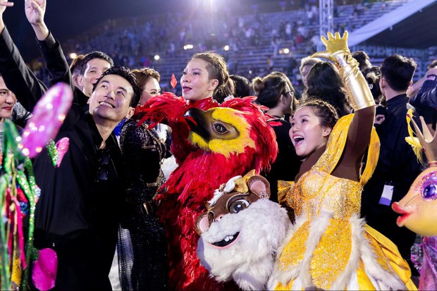 Các nghệ sĩ hy sinh hết mình tại concert Ca Sĩ Mặt Nạ: Diva Hà Trần - Myra Trần mặt bầm đỏ vì đội mascot quá lâu, Trung Quân mồ hôi như vã - Ảnh 9.