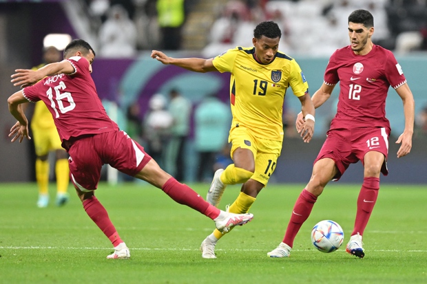 HLV thất thần, CĐV bỏ về sớm, Qatar vỡ mộng trong ngày ra mắt World Cup - Ảnh 4.