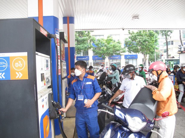 TP.HCM đề xuất rút ngắn chu kỳ điều hành giá xăng dầu xuống 3-5 ngày - Ảnh 1. TP.HCM đề xuất rút ngắn chu kỳ điều hành giá xăng dầu xuống 3-5 ngày - Ảnh 1.