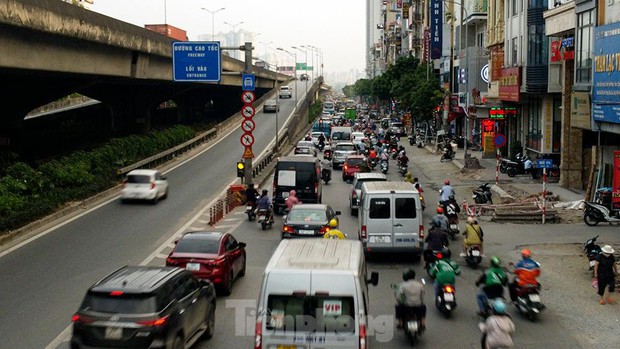 Người Hà Nội ngộp thở vì chôn chân trên đường vành đai 3 từ sáng đến chiều - Ảnh 12. Người Hà Nội ngộp thở vì chôn chân trên đường vành đai 3 từ sáng đến chiều - Ảnh 12.
