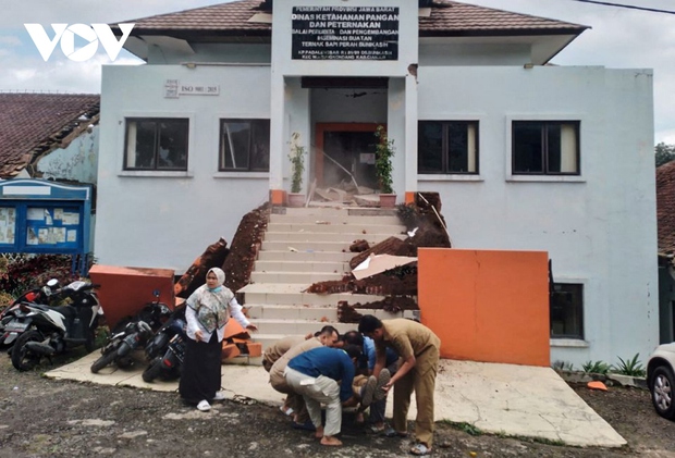 Indonesia khẩn trương khắc phục hậu quả trận động đất gây thương vong - Ảnh 1.