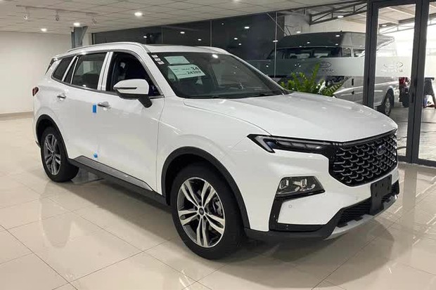 Nghịch lý giá Ford tại Việt Nam: Everest kèm lạc, Territory giảm giá sâu dù mới ra mắt - Ảnh 1.