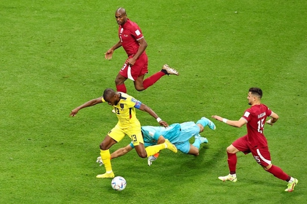 HLV thất thần, CĐV bỏ về sớm, Qatar vỡ mộng trong ngày ra mắt World Cup - Ảnh 2. HLV thất thần, CĐV bỏ về sớm, Qatar vỡ mộng trong ngày ra mắt World Cup - Ảnh 2.