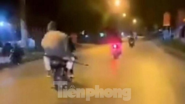 20 học sinh mang hung khí đi hỗn chiến bị bắt tại trận - Ảnh 1. 20 học sinh mang hung khí đi hỗn chiến bị bắt tại trận - Ảnh 1.