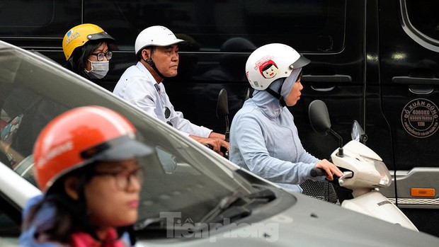 Người Hà Nội ngộp thở vì chôn chân trên đường vành đai 3 từ sáng đến chiều - Ảnh 5. Người Hà Nội ngộp thở vì chôn chân trên đường vành đai 3 từ sáng đến chiều - Ảnh 5.