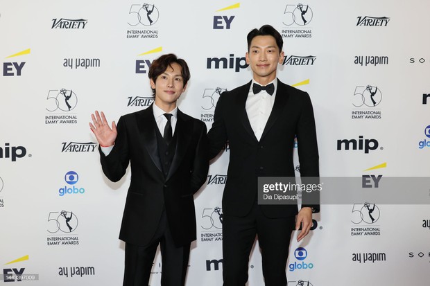 Thảm đỏ Emmy 2022: Song Joong Ki quá bảnh, Bi Rain - Im Si Wan lấn át dàn sao thế giới vì màn đọ chiều cao hài hước - Ảnh 8.