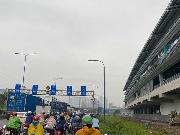 Ảnh: TP.HCM sương mù bao phủ, không khí mát mẻ cả ngày - Ảnh 9. Ảnh: TP.HCM sương mù bao phủ, không khí mát mẻ cả ngày - Ảnh 9.