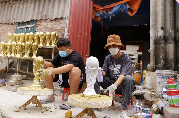 Ảnh: Ngắm những chiếc cúp vàng World Cup made in Việt Nam của nghệ nhân Bát Tràng - Ảnh 10.
