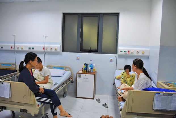 Vụ học sinh ngộ độc ở Nha Trang: Không để lây truyền ngược lại vi khuẩn cho những người khác - Ảnh 2. Vụ học sinh ngộ độc ở Nha Trang: Không để lây truyền ngược lại vi khuẩn cho những người khác - Ảnh 2.