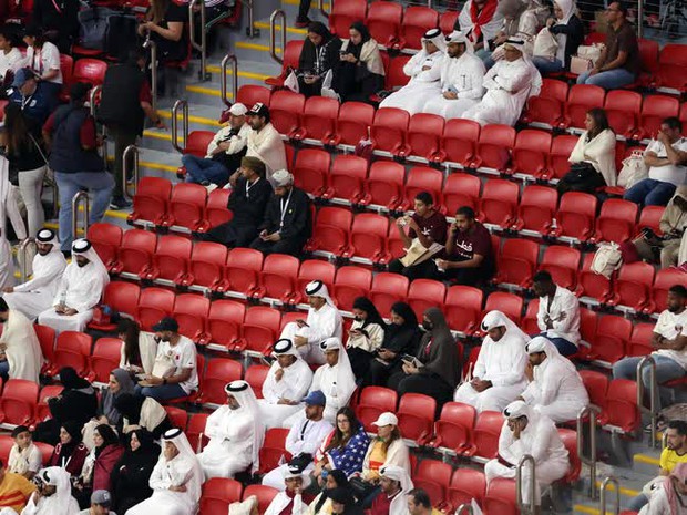 Chuyện buồn phía sau hàng nghìn ghế trống trong trận mở màn World Cup 2022 ở Qatar - Ảnh 5.