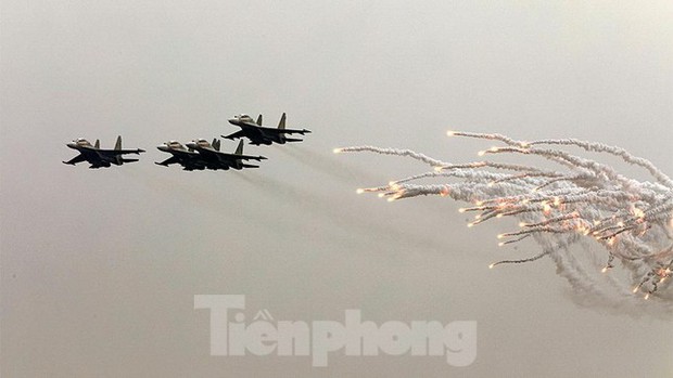 Hổ mang chúa Su-30MK2 thả pháo sáng trên bầu trời thủ đô - Ảnh 3. Hổ mang chúa Su-30MK2 thả pháo sáng trên bầu trời thủ đô - Ảnh 3.