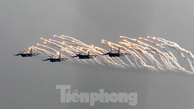 Hổ mang chúa Su-30MK2 thả pháo sáng trên bầu trời thủ đô - Ảnh 1.