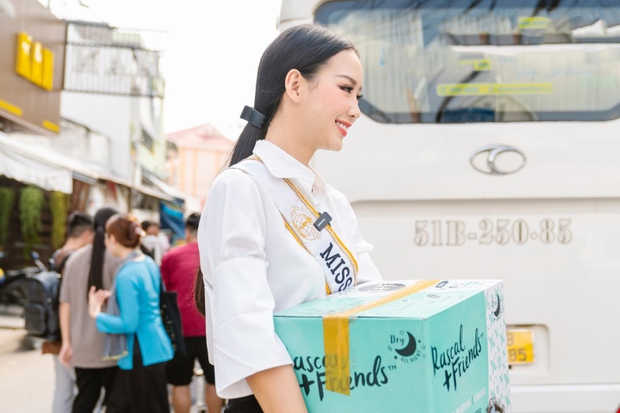 Bị chỉ trích trang điểm đậm khi đi từ thiện, Hoa hậu Bảo Ngọc giải thích - Ảnh 2.