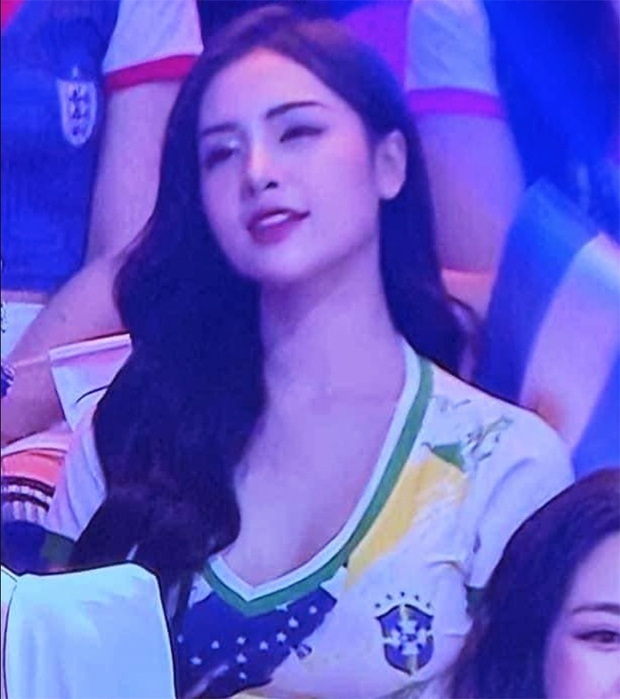 Trên sóng World Cup nhưng cổ vũ nhầm Chelsea, người đẹp đại diện Brazil lên tiếng - Ảnh 3.