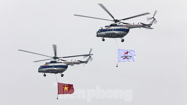 Hổ mang chúa Su-30MK2 thả pháo sáng trên bầu trời thủ đô - Ảnh 8. Hổ mang chúa Su-30MK2 thả pháo sáng trên bầu trời thủ đô - Ảnh 8.