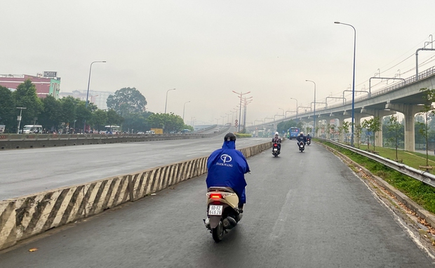 Ảnh: TP.HCM sương mù bao phủ, không khí mát mẻ cả ngày - Ảnh 4. Ảnh: TP.HCM sương mù bao phủ, không khí mát mẻ cả ngày - Ảnh 4.