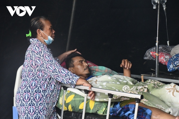 Những hình ảnh thương đau giữa tâm chấn trận động đất ở Indonesia - Ảnh 10.