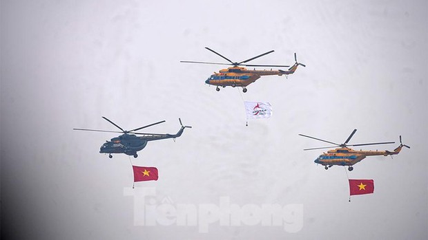 Hổ mang chúa Su-30MK2 thả pháo sáng trên bầu trời thủ đô - Ảnh 7. Hổ mang chúa Su-30MK2 thả pháo sáng trên bầu trời thủ đô - Ảnh 7.