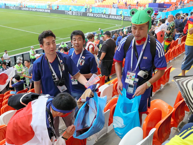 Tinh tế như cổ động viên Nhật Bản: Ở lại dọn rác sau trận đấu dù đội nhà chưa đá - Ảnh 2.