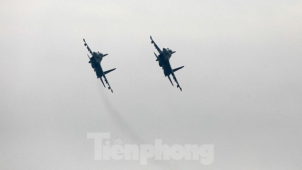 Hổ mang chúa Su-30MK2 thả pháo sáng trên bầu trời thủ đô - Ảnh 5.