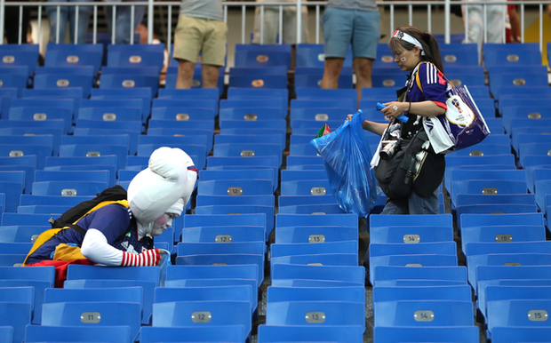 Tinh tế như cổ động viên Nhật Bản: Ở lại dọn rác sau trận đấu dù đội nhà chưa đá - Ảnh 1.