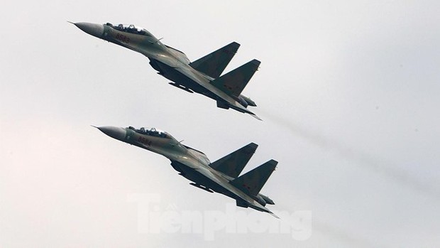 Hổ mang chúa Su-30MK2 thả pháo sáng trên bầu trời thủ đô - Ảnh 4.