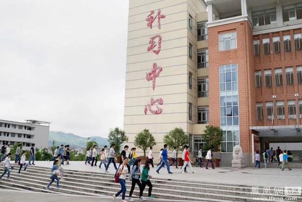 Công xưởng ôn thi đại học khắc nghiệt nhất Trung Quốc: Học 17 tiếng/ngày, con vi phạm cha mẹ cũng bị phạt - Ảnh 1.