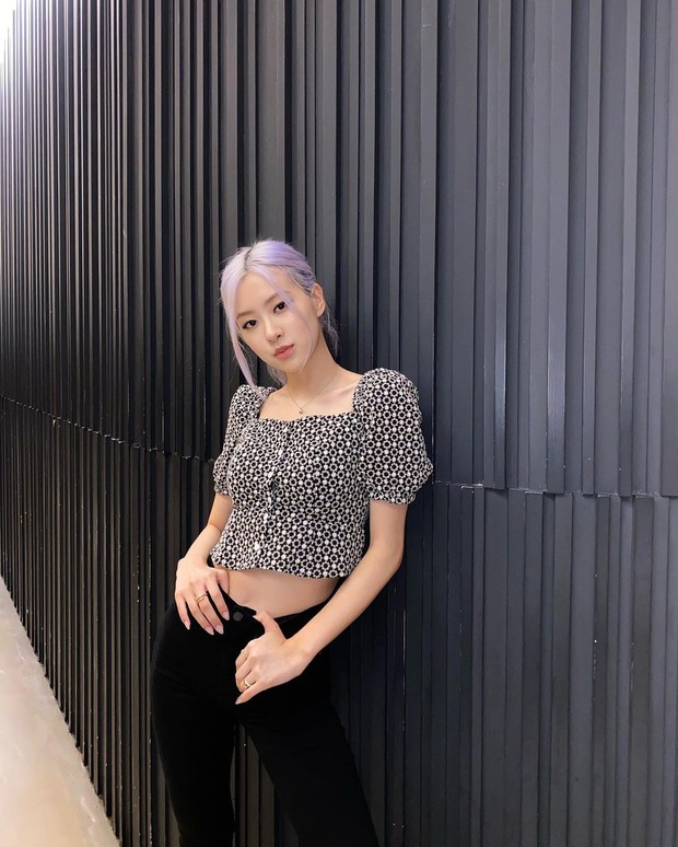 Phối đồ siêu đơn giản nhưng Rosé đầy cá tính, sang chảnh - Ảnh 7. Phối đồ siêu đơn giản nhưng Rosé đầy cá tính, sang chảnh - Ảnh 7.