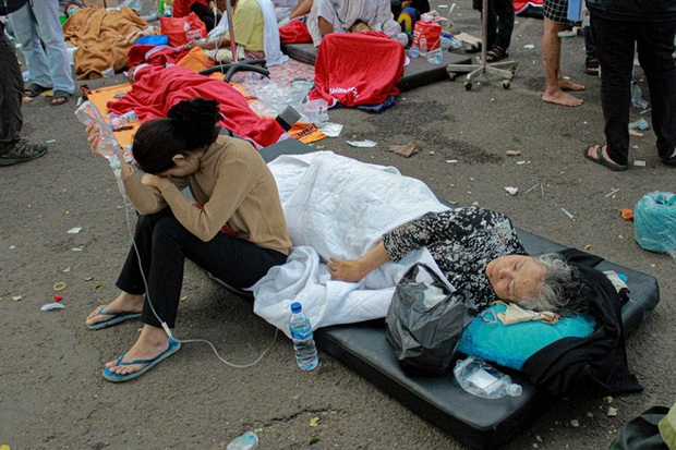 Người đàn ông ở Indonesia mất 11 người thân trong động đất - Ảnh 1.