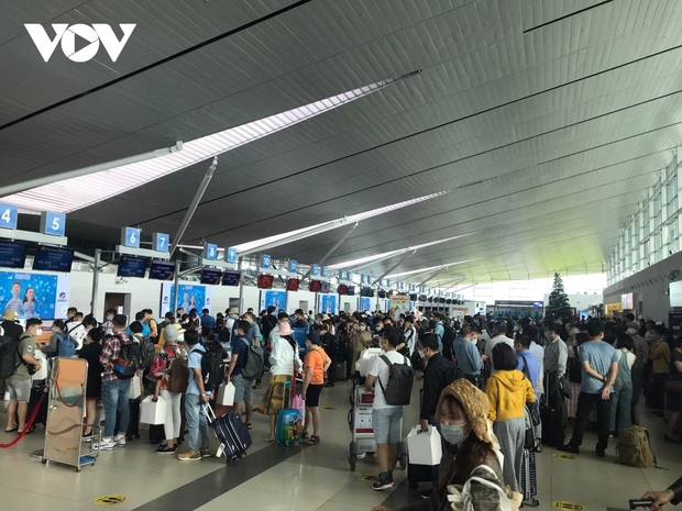 Vé máy bay Tết Quý Mão 2023 tăng chóng mặt, nhiều đường bay hết chỗ - Ảnh 1. Vé máy bay Tết Quý Mão 2023 tăng chóng mặt, nhiều đường bay hết chỗ - Ảnh 1.