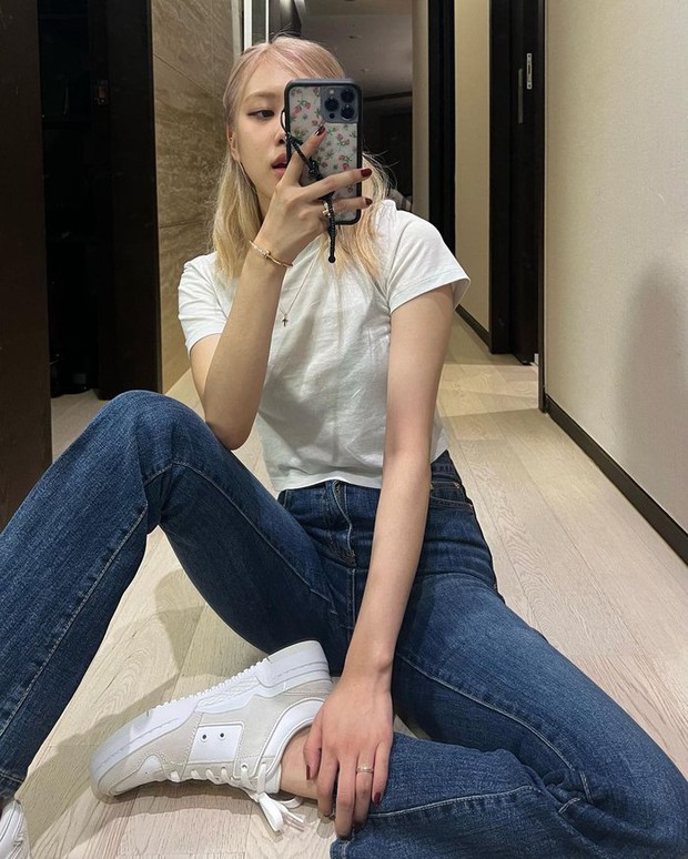 Phối đồ siêu đơn giản nhưng Rosé đầy cá tính, sang chảnh - Ảnh 1. Phối đồ siêu đơn giản nhưng Rosé đầy cá tính, sang chảnh - Ảnh 1.